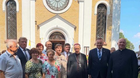 Na zdjęciu znajdują się uczestnicy uroczystości odpustowej ku czci matki Bożej Szkaplernej w Nabrożu, wraz z biskupem Marianem Rojkiem.