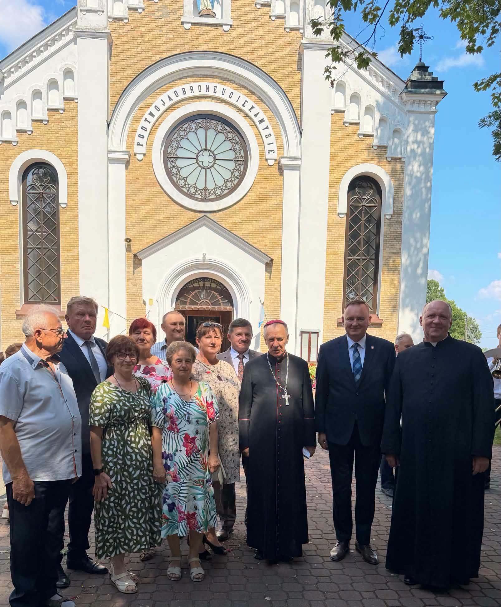 Na zdjęciu znajdują się uczestnicy uroczystości odpustowej ku czci matki Bożej Szkaplernej w Nabrożu, wraz z biskupem Marianem Rojkiem.