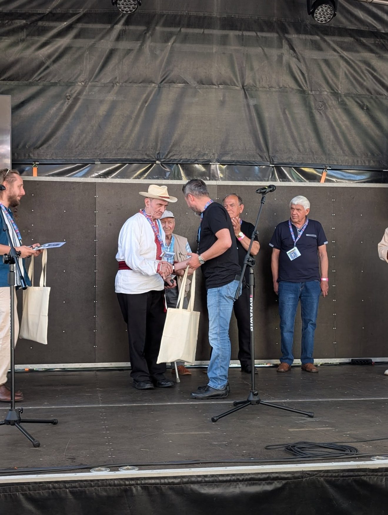 Kazimierz Gruszka odbiera dyplom i nagrodę na scenie podczas EthnoFestiwalu CzereMcha.