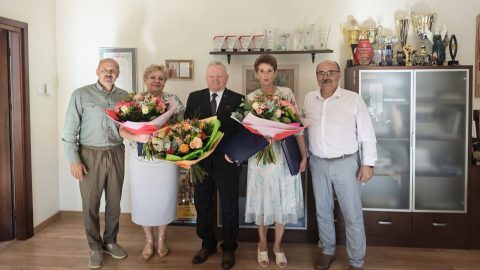Pamiątkowe zdjęcie Wicestarosty i Członka Zarządu Powiatu z pracownikami uhonorowanymi z okazji przejścia na emeryturę.