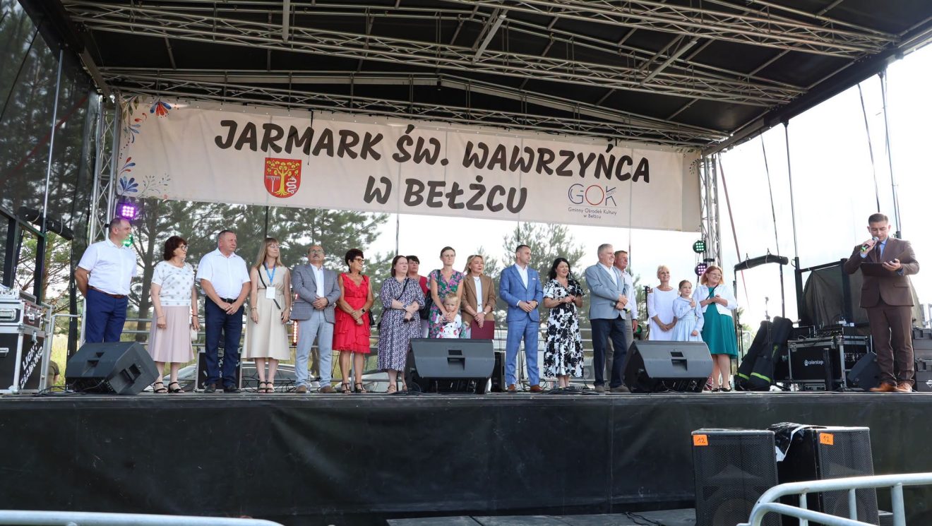 Na zdjęciu znajduja się osoby zaproszone na scenę podczas otwarcia wydarzenia, wsród tych osób znajduje się pan Dariusz Czop -Członek zarządu Powiatu Tomaszowskiego, który reprezentował podczas wydarzenia Starostę Tomaszowskiego - Henryka Karwana.