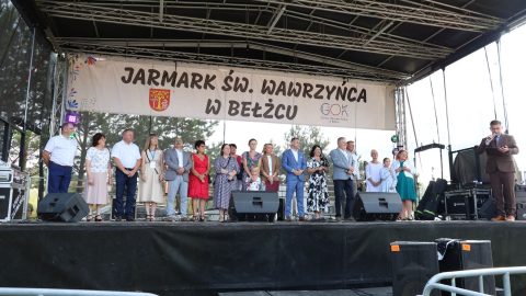 Na zdjęciu znajduja się osoby zaproszone na scenę podczas otwarcia wydarzenia, wsród tych osób znajduje się pan Dariusz Czop -Członek zarządu Powiatu Tomaszowskiego, który reprezentował podczas wydarzenia Starostę Tomaszowskiego - Henryka Karwana.