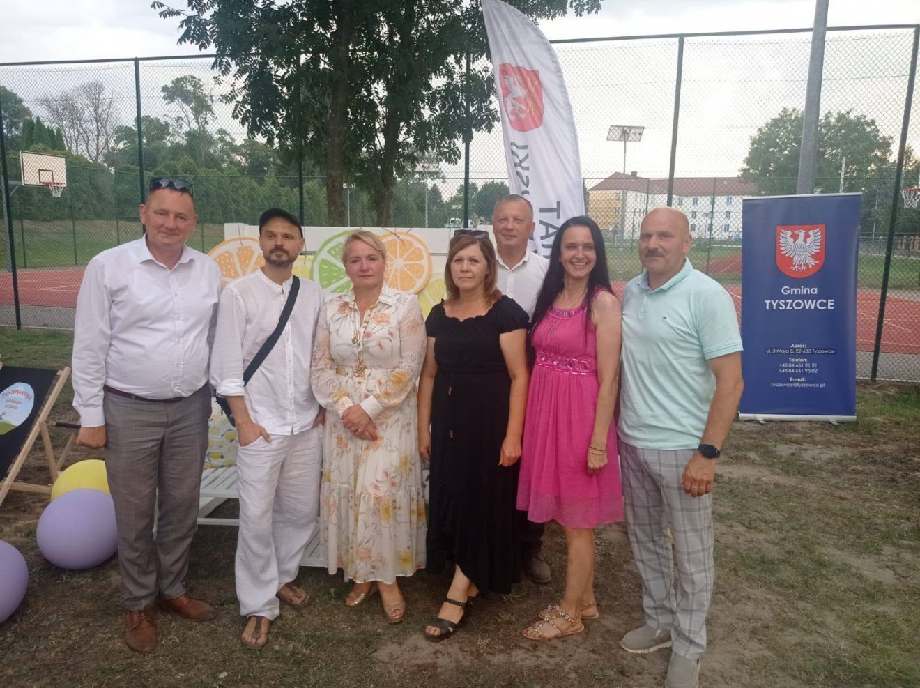 Na zdjęciu znajduje się Wicestarosta wraz z innymi osobami uczestniczącymi w I Powiatowym Festiwalu Sernika w Tyszowcach.