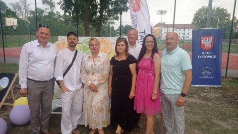 Na zdjęciu znajduje się Wicestarosta wraz z innymi osobami uczestniczącymi w I Powiatowym Festiwalu Sernika w Tyszowcach.