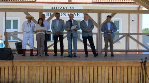 Na zdjęciu znajdują się przedstawiciele Powiatu Tomaszowskiego oraz zaproszeni goście, którzy otwierają wydarzenie oraz przekazują życzenia udanej zabawy wszystkim uczestnikom.