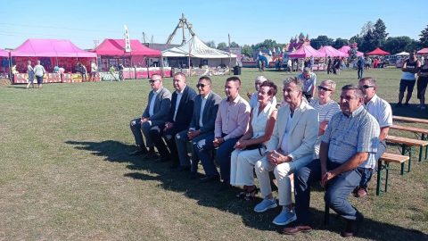 Na zdjęciu znajdują sie przedstawiciele Powiatu Tomaszowskiego - Sekretarz - Piotr Kielar oraz Przewodniczący Rady Powiatu - Witold Pitura podczas Dnia Wieprza w Wieprzowie Tarnawackim.