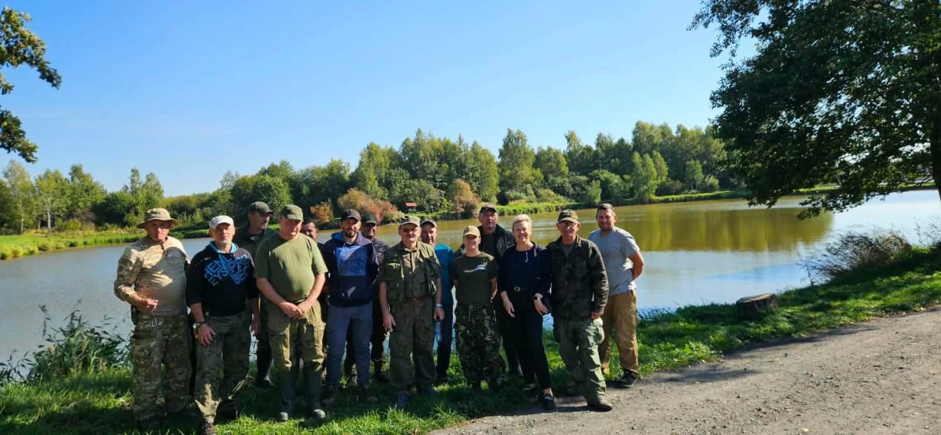 Na zdjęciu znajduja sie uczestnicy XXIII Zawodów Wędkarskich dla Strażników Społecznej Straży Rybackiej Powiatu Tomaszowskiego oraz Pani Eliza Wróblewska, reprezentująca Starostę Tomaszowskiego - Henryka Karwana podczas tego wydarzenia.
