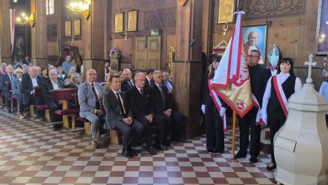 Na zdjęciu znajdują sie przedstawiciele Powiatu Tomaszowskiego podczas mszy świętej wSanktuarium św. Stanisława Biskupa i Męczennika w Górecku Kościelnym.
