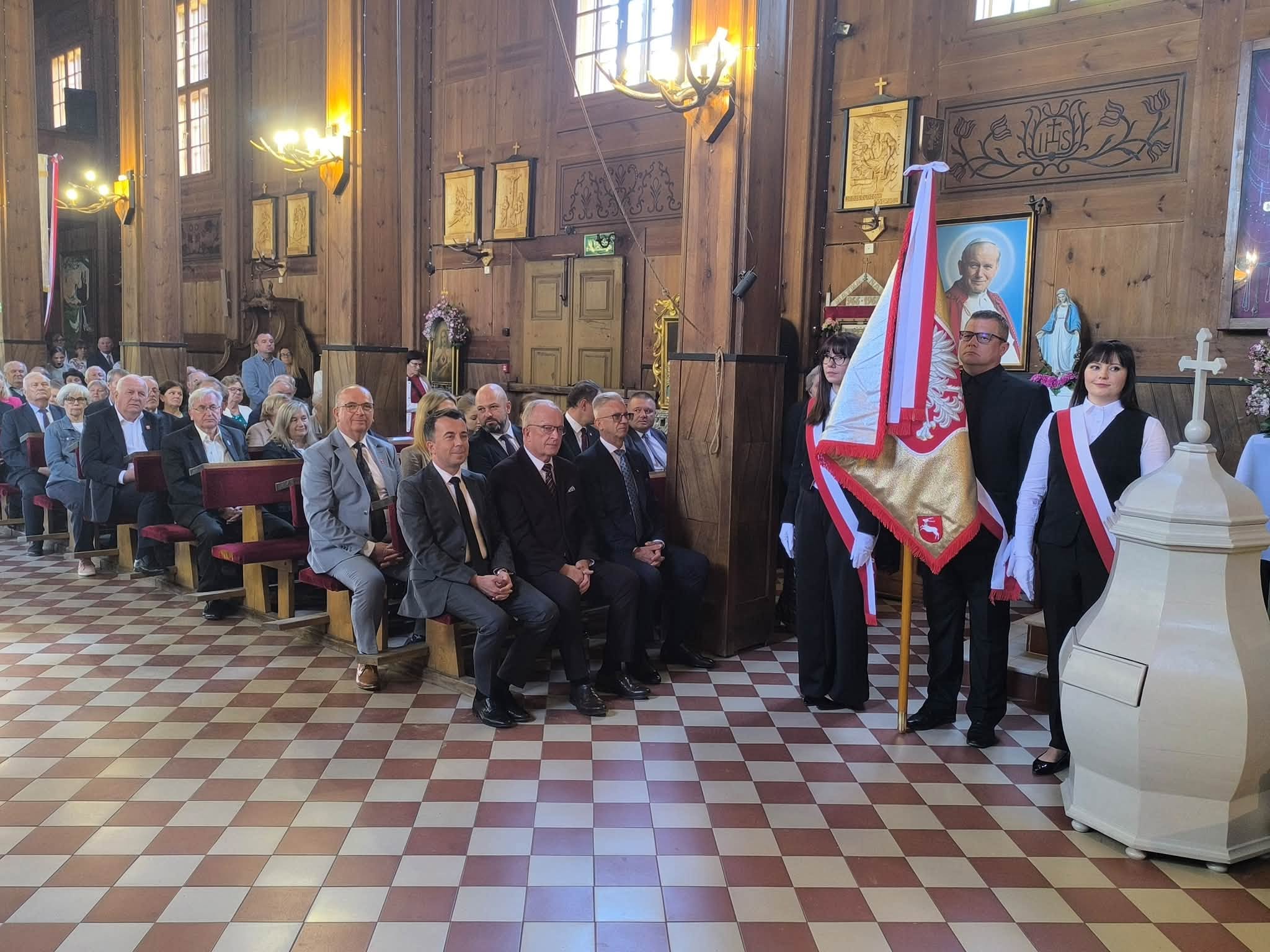 Na zdjęciu znajdują sie przedstawiciele Powiatu Tomaszowskiego podczas mszy świętej wSanktuarium św. Stanisława Biskupa i Męczennika w Górecku Kościelnym.