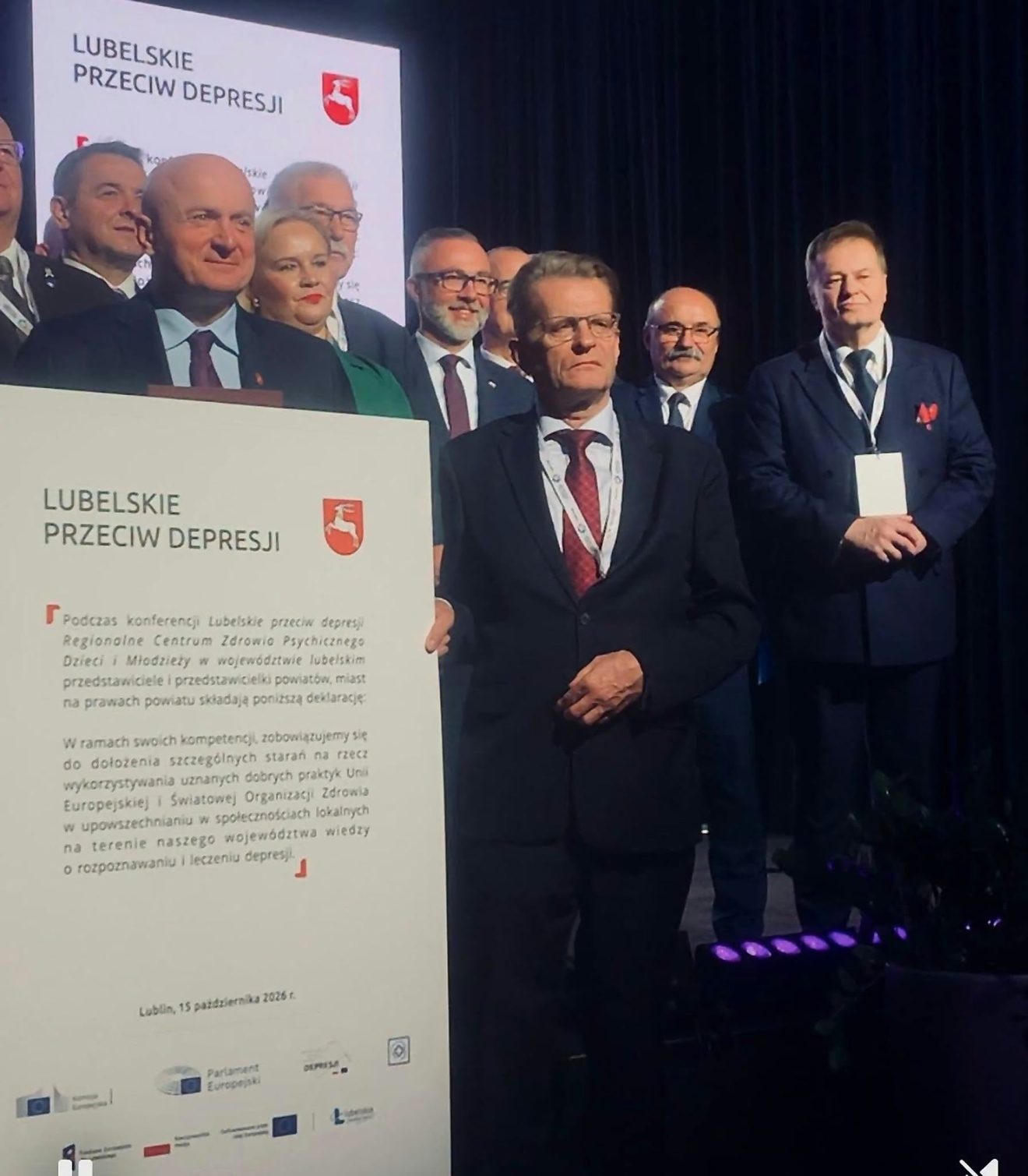Przedstawiciele samorządów prezentują deklarację „Lubelskie przeciw depresji” podczas konferencji w Lublinie.