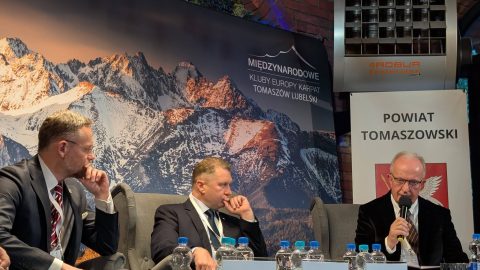 Na zdjęciu znajdują się paneliści podczas konferencji.