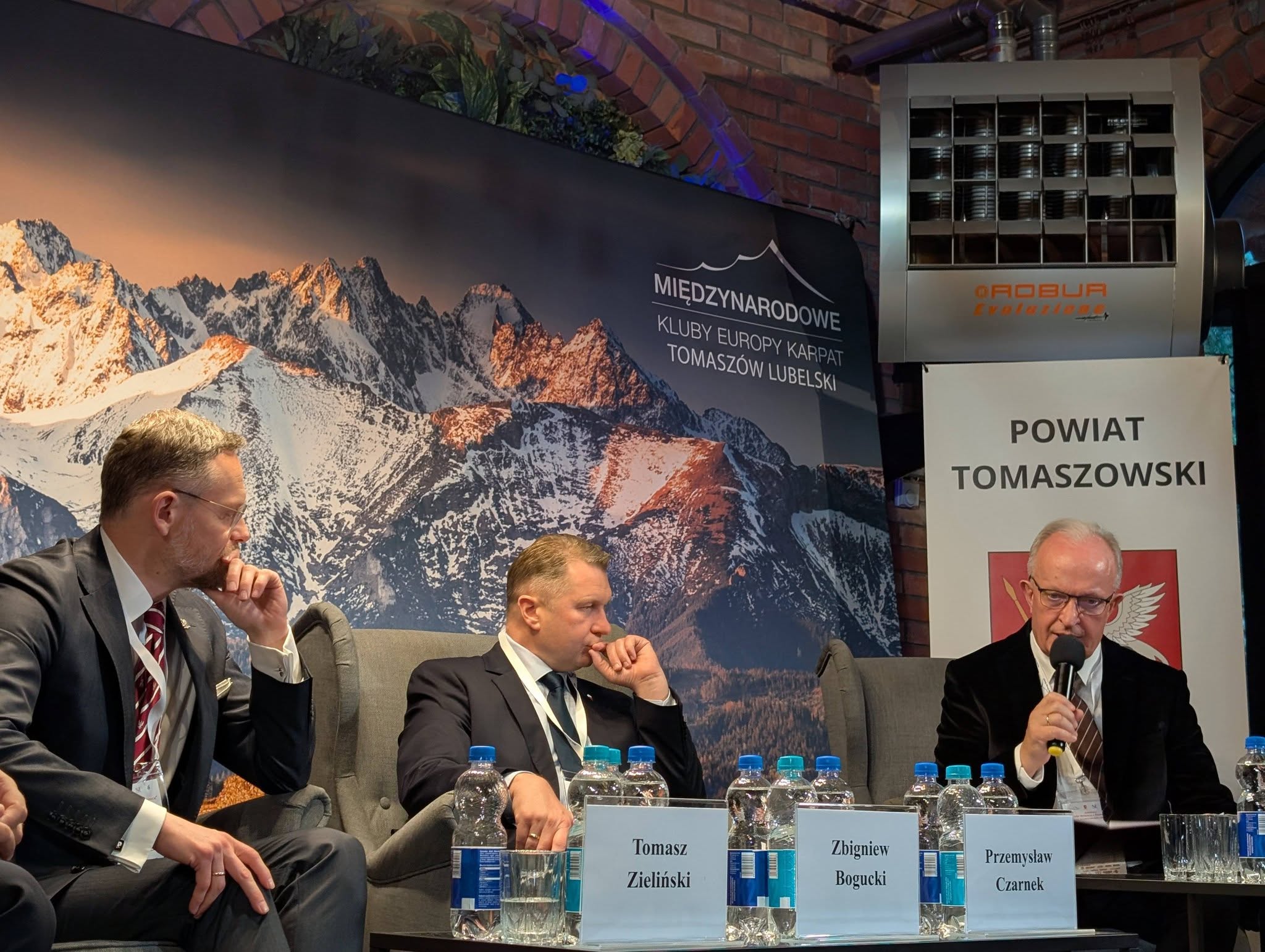 Na zdjęciu znajdują się paneliści podczas konferencji.