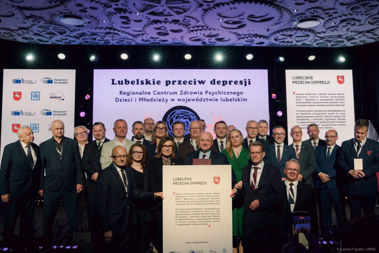 Przedstawiciele samorządów prezentują deklarację „Lubelskie przeciw depresji” podczas konferencji w Lublinie.