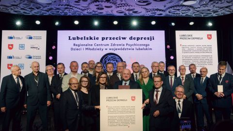 Przedstawiciele samorządów prezentują deklarację „Lubelskie przeciw depresji” podczas konferencji w Lublinie.