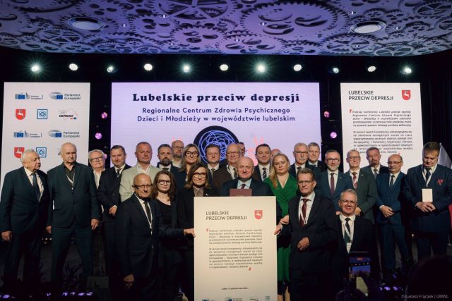 Przedstawiciele samorządów prezentują deklarację „Lubelskie przeciw depresji” podczas konferencji w Lublinie.