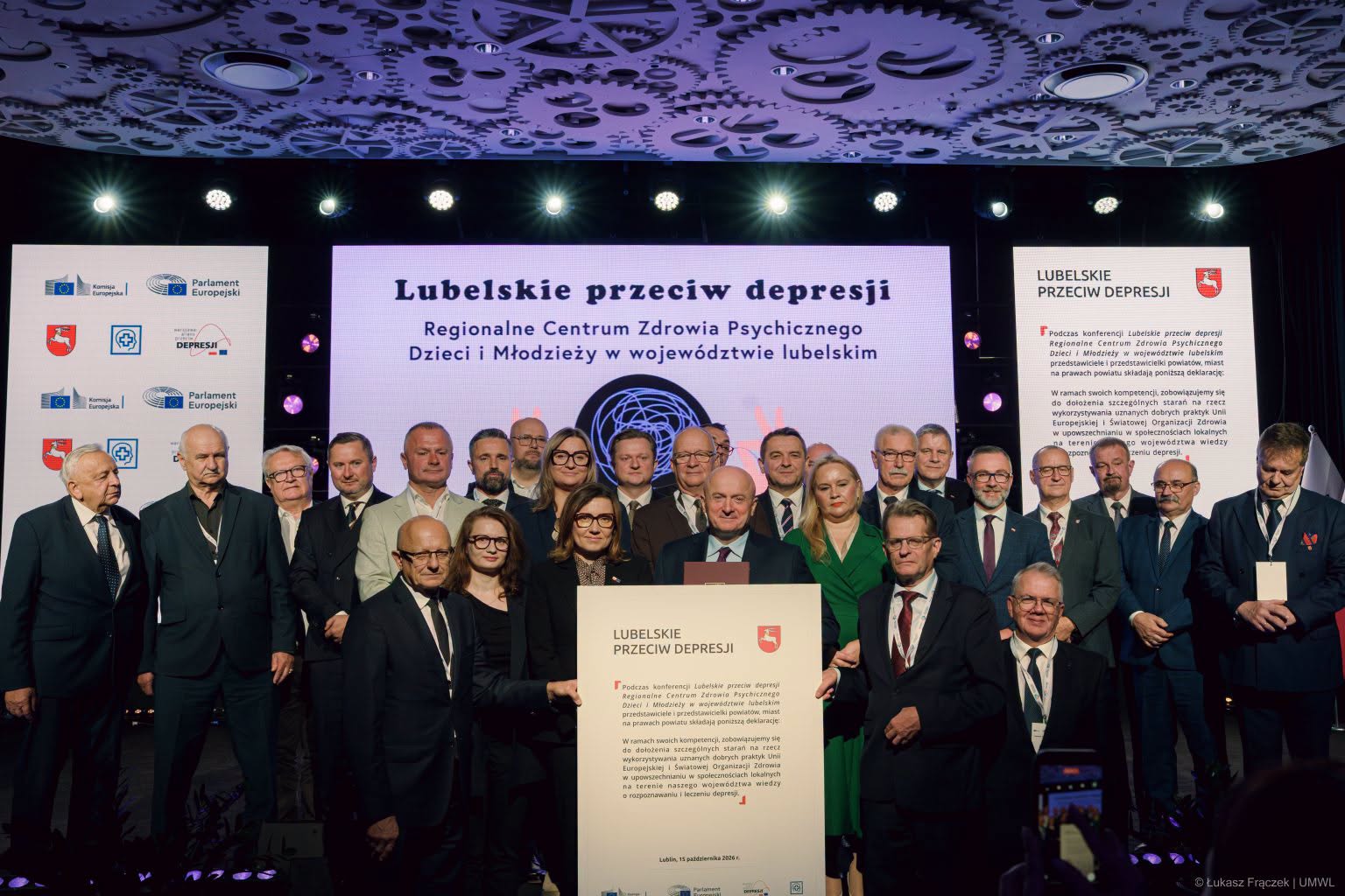 Przedstawiciele samorządów prezentują deklarację „Lubelskie przeciw depresji” podczas konferencji w Lublinie.
