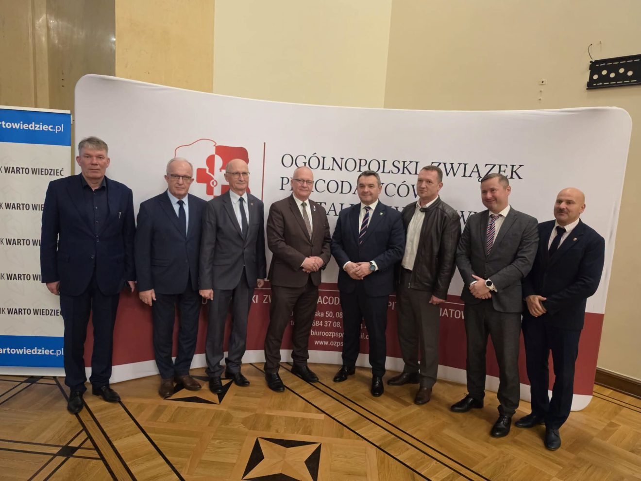 Na zdjęciu znajdują się przedstawiciele powiatów podczas konferencji, wśródHenryk Karwan - Starosta Tomaszowski oraz Jarosław Korzeń wicestarosta.