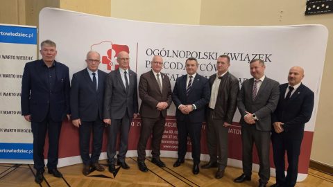 Na zdjęciu znajdują się przedstawiciele powiatów podczas konferencji, wśródHenryk Karwan - Starosta Tomaszowski oraz Jarosław Korzeń wicestarosta.
