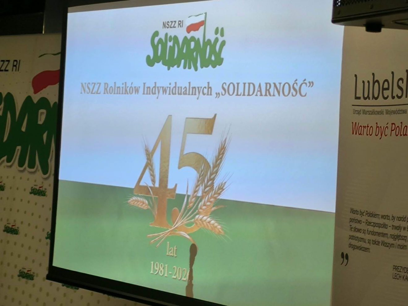 Zdjęcie przedstawia plakat z okazji 45 lecia solidarności.