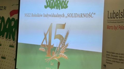 Zdjęcie przedstawia plakat z okazji 45 lecia solidarności.