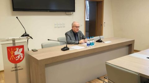 Na zdjęciu znajduje się starosta Tomaszowski który przewodniczy posiedzeniu rady społecznej.
