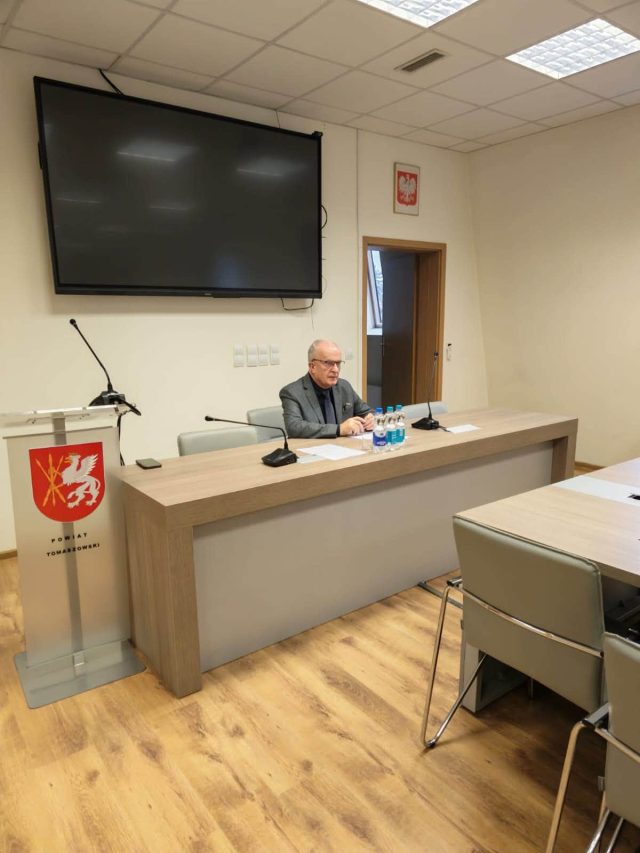 Na zdjęciu znajduje się starosta Tomaszowski który przewodniczy posiedzeniu rady społecznej.