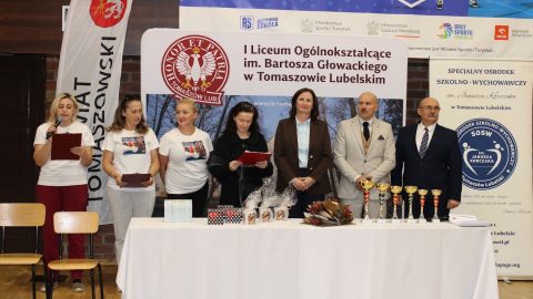 Na zdjęciu są organizatorzy wydarzenia, dyrekcja szkoły oraz Wicestarosta - Jarosław Korzeń i Członek Zarządu Powiatu Dariusz Czop.