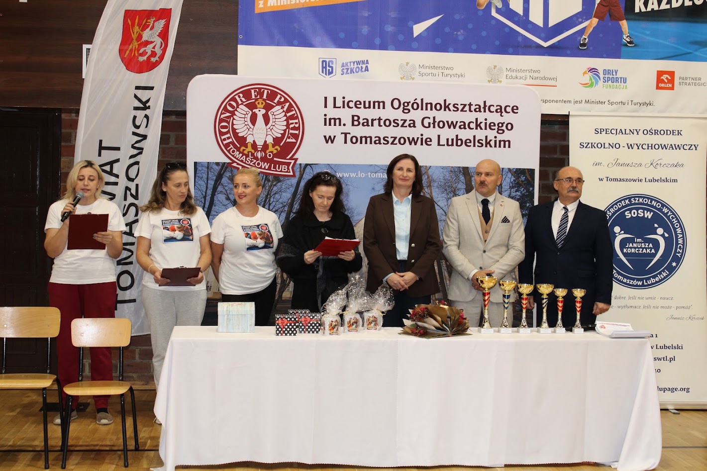 Na zdjęciu są organizatorzy wydarzenia, dyrekcja szkoły oraz Wicestarosta - Jarosław Korzeń i Członek Zarządu Powiatu Dariusz Czop.